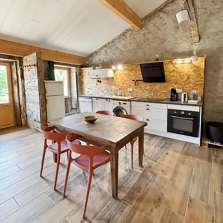 Semesterbostad En Pierre Renove - Cantal Authentique Pers