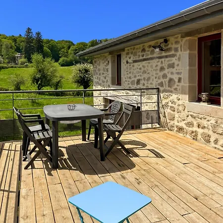 Semesterbostad En Pierre Renove - Cantal Authentique