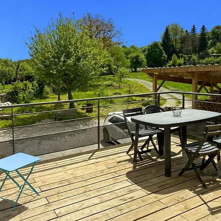 Semesterbostad En Pierre Renove - Cantal Authentique Pers